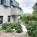 Zwischen Hafen Und Strandbad